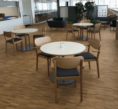 Svea Stapelstuhl mit gepolstertem Sitz und Armlehnen